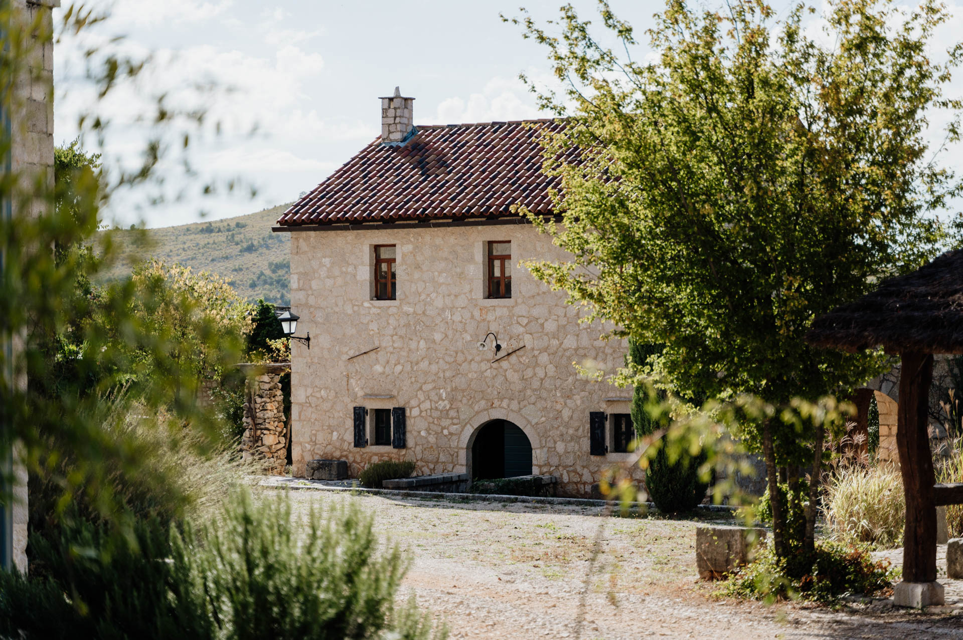 Hercegovačko selo počiva na domaćem vinu i uskusnoj kuhinji